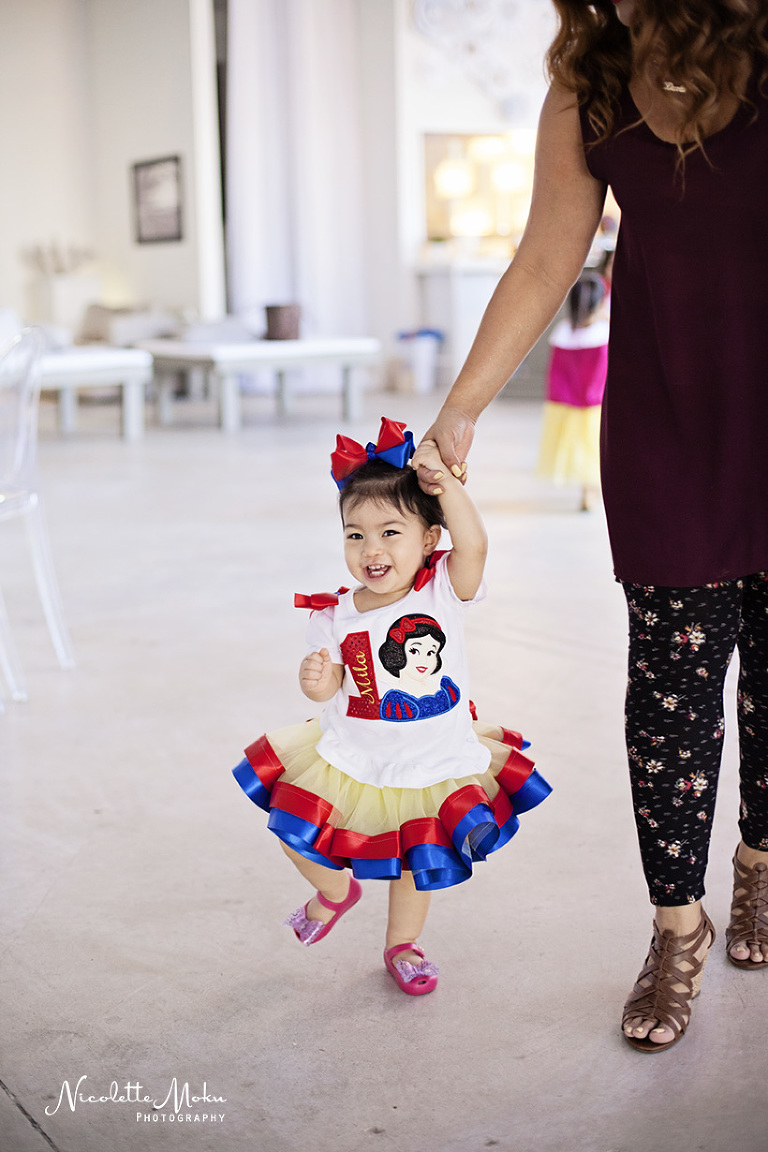 orange county birthday photographer, costa mesa birthday photographer, gray matter museum photographer, 1st birthday party photographer, family photographer, orange county family photographer, gray matter museum, gray matter museum birthday party, costa mesa birthday party, 1st birthday party, orange county 1st birthday party, snow white themed birthday party, snow white details, poison apple cupcakes, snow white princess cake, snow white macaroons, adorable 1st birthday party, cute 1st birthday party, little girl 1st birthday, super cute snow white birthday party, may marquez, ray marquez, mila's 1st birthday party, cake smash, 1st birthday party cake smash