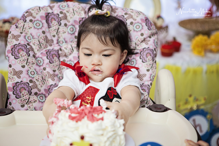 orange county birthday photographer, costa mesa birthday photographer, gray matter museum photographer, 1st birthday party photographer, family photographer, orange county family photographer, gray matter museum, gray matter museum birthday party, costa mesa birthday party, 1st birthday party, orange county 1st birthday party, snow white themed birthday party, snow white details, poison apple cupcakes, snow white princess cake, snow white macaroons, adorable 1st birthday party, cute 1st birthday party, little girl 1st birthday, super cute snow white birthday party, may marquez, ray marquez, mila's 1st birthday party, cake smash, 1st birthday party cake smash