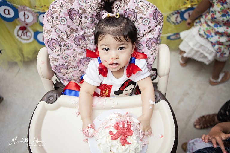 orange county birthday photographer, costa mesa birthday photographer, gray matter museum photographer, 1st birthday party photographer, family photographer, orange county family photographer, gray matter museum, gray matter museum birthday party, costa mesa birthday party, 1st birthday party, orange county 1st birthday party, snow white themed birthday party, snow white details, poison apple cupcakes, snow white princess cake, snow white macaroons, adorable 1st birthday party, cute 1st birthday party, little girl 1st birthday, super cute snow white birthday party, may marquez, ray marquez, mila's 1st birthday party, cake smash, 1st birthday party cake smash