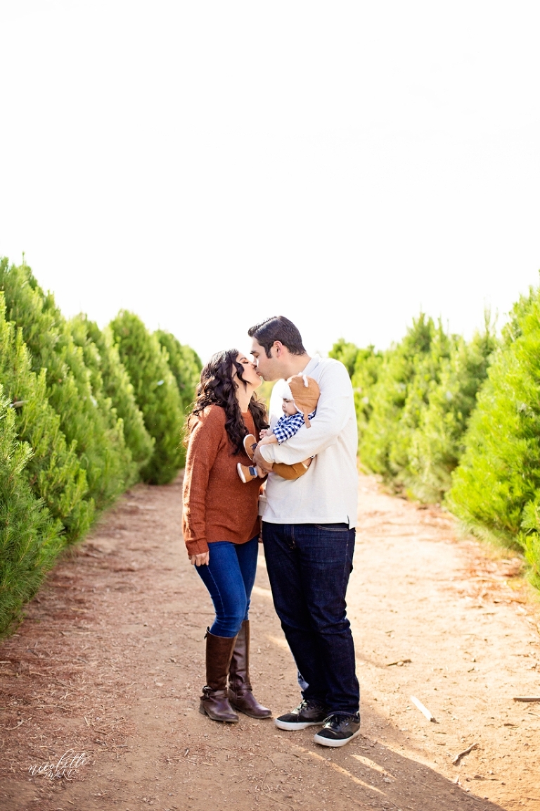 christmas tree farm photos, peltzer pine family photos, peltzer pine christmas tree farm, holiday family photos
